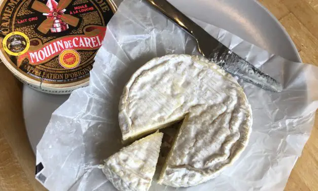 Comment les Français mangent-ils le camembert ?