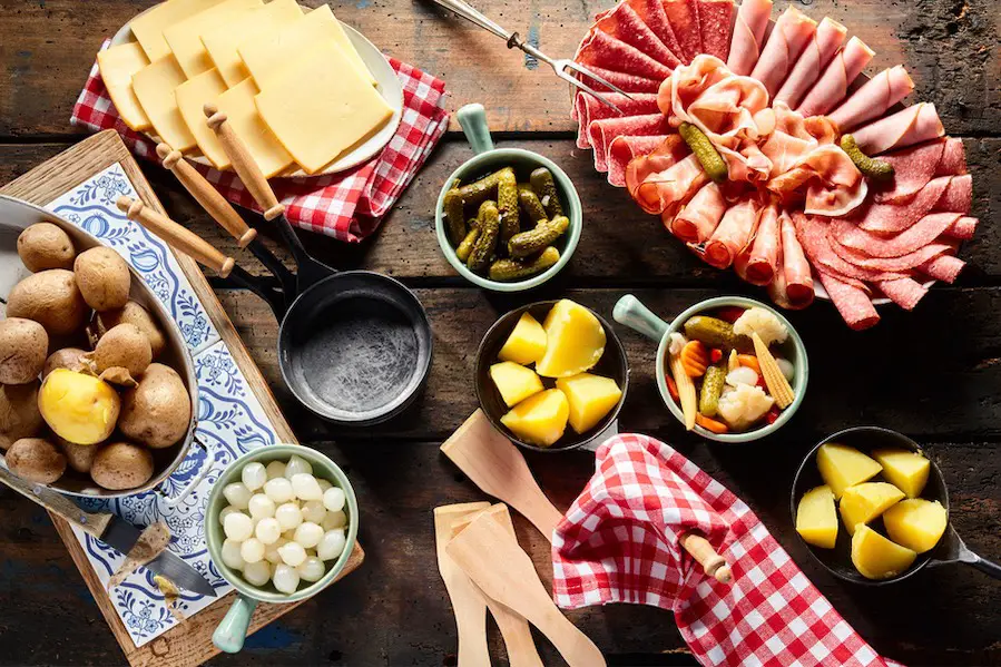 How do the French eat Raclette?