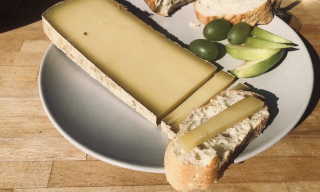 How do the French eat Comté cheese?