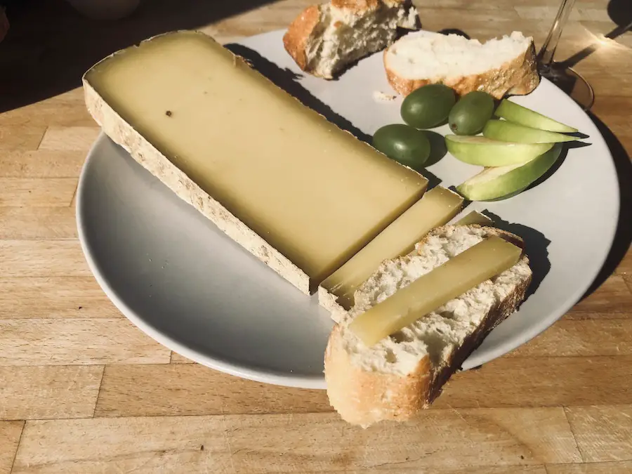 Comté AOP avec pain, raisins, pomme et du vin 2